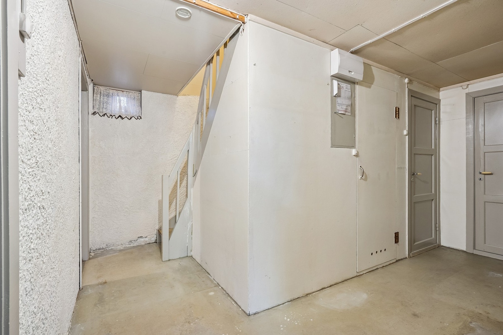 I kjelleren finner man gode bod- og lagringsmuligheter, samt et vaskerom. Galleribilde