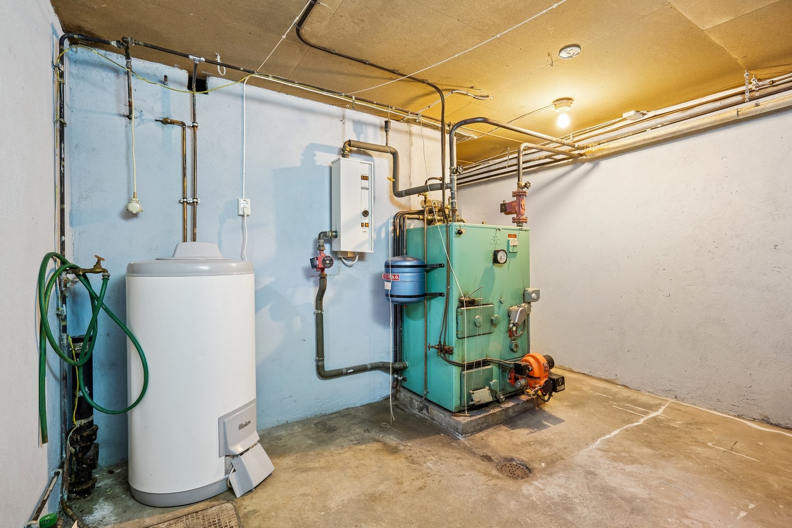 Teknisk rom består av varmtvannstank (200L), Galleribilde