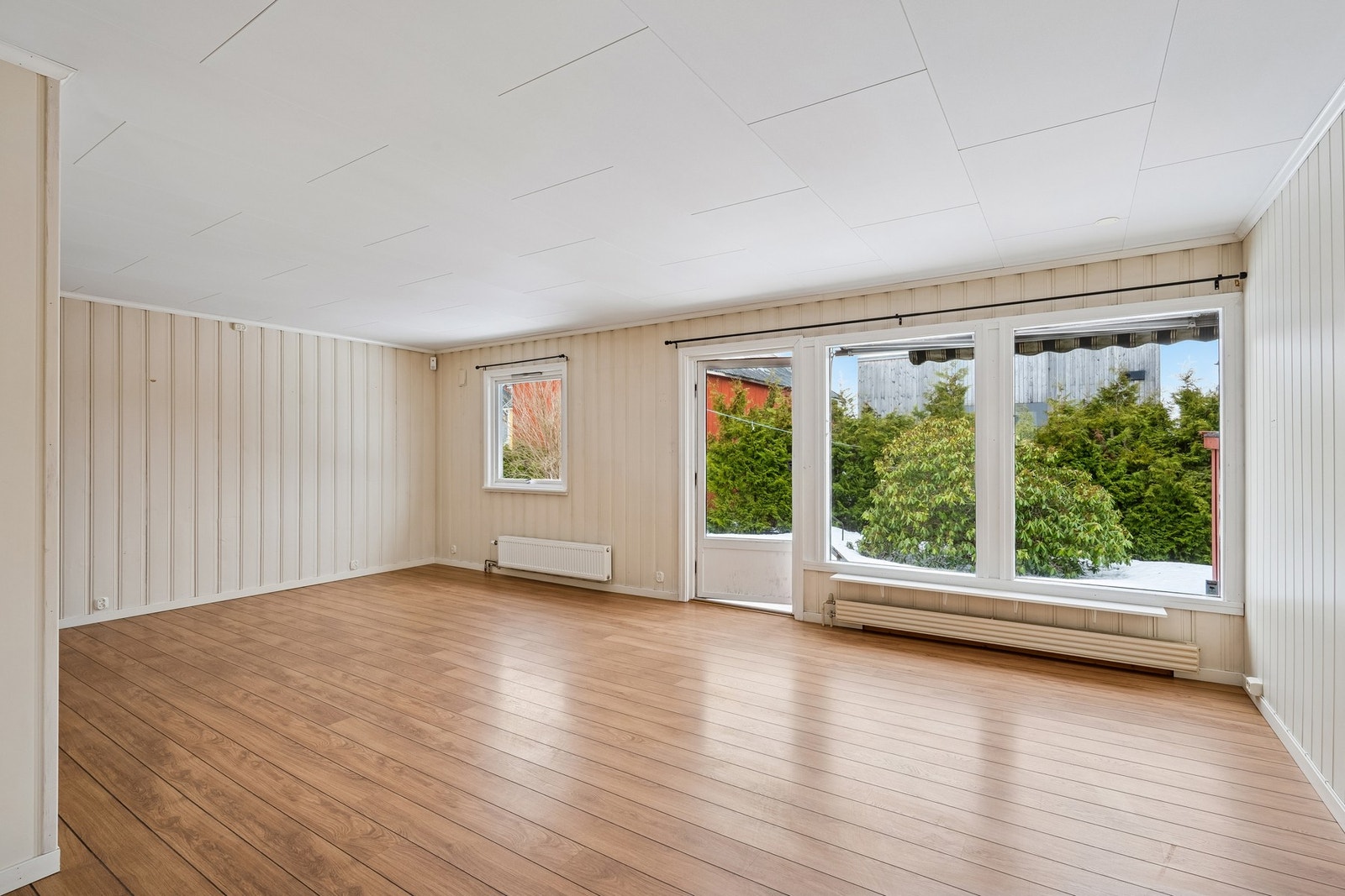 De store vinduene gir rikelig med naturlig lysinnslipp. Galleribilde