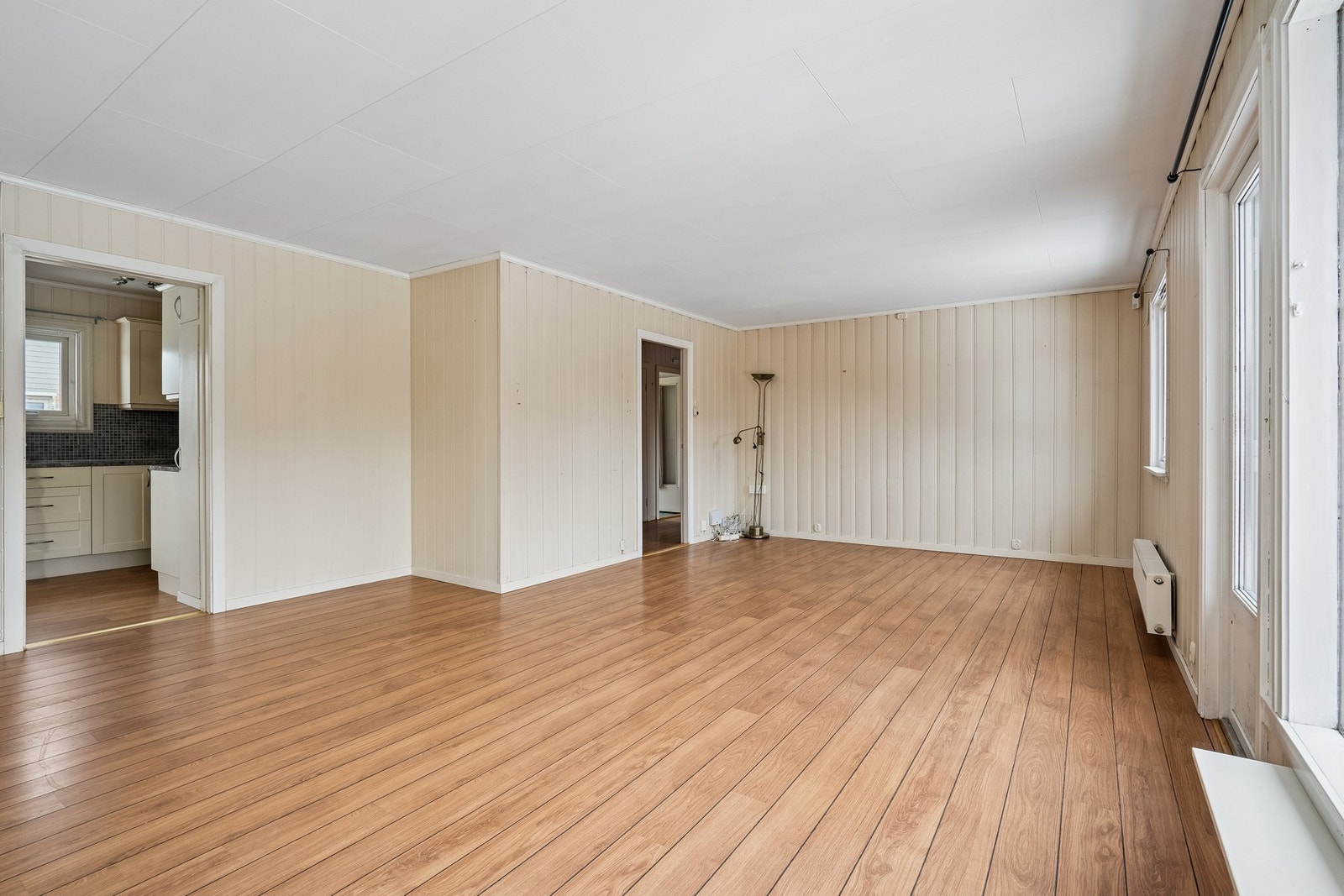 Boligen inneholder tre soverom, stor stue, kjøkken, bad, vaskerom, boder og kjellerstue. Galleribilde