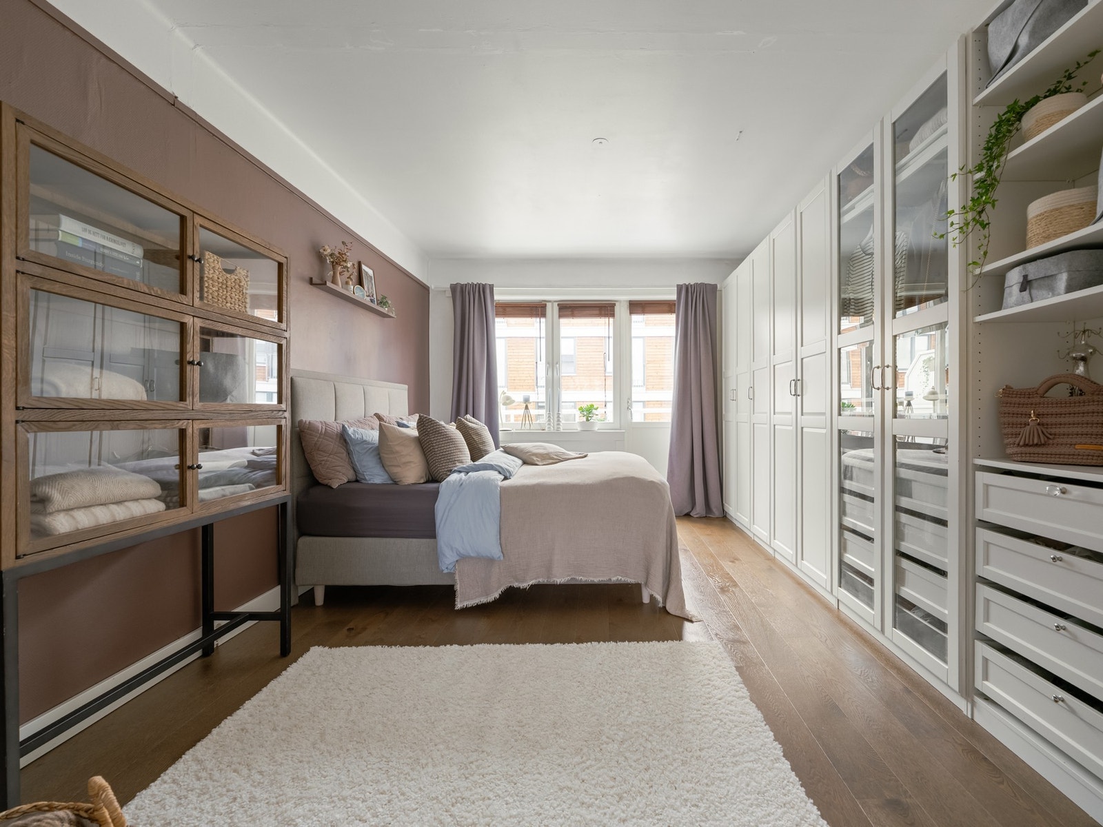 Dette er virkelig et stort soverom, vendt mot den rolige bakgården. Galleribilde