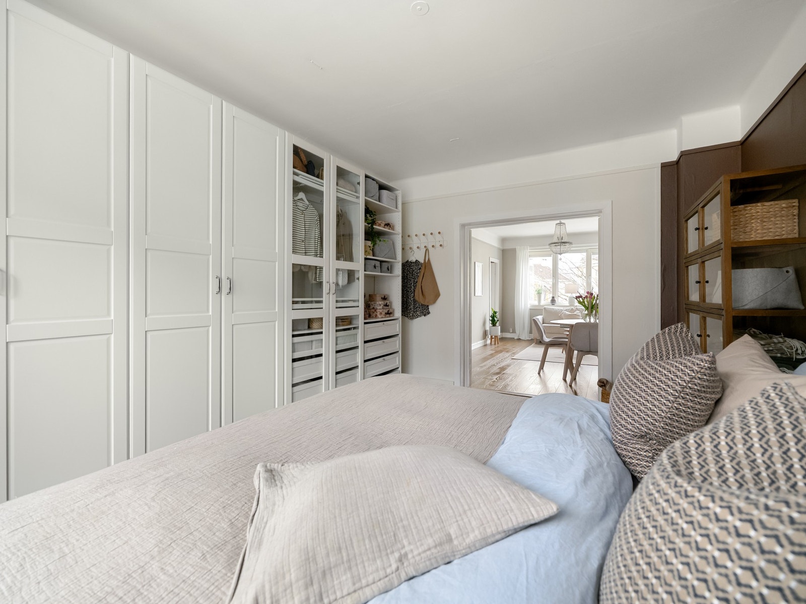 Vi tar turen inn igjen. De store garderobeskapene på hovedsoverommet følger naturligvis med salget. Galleribilde