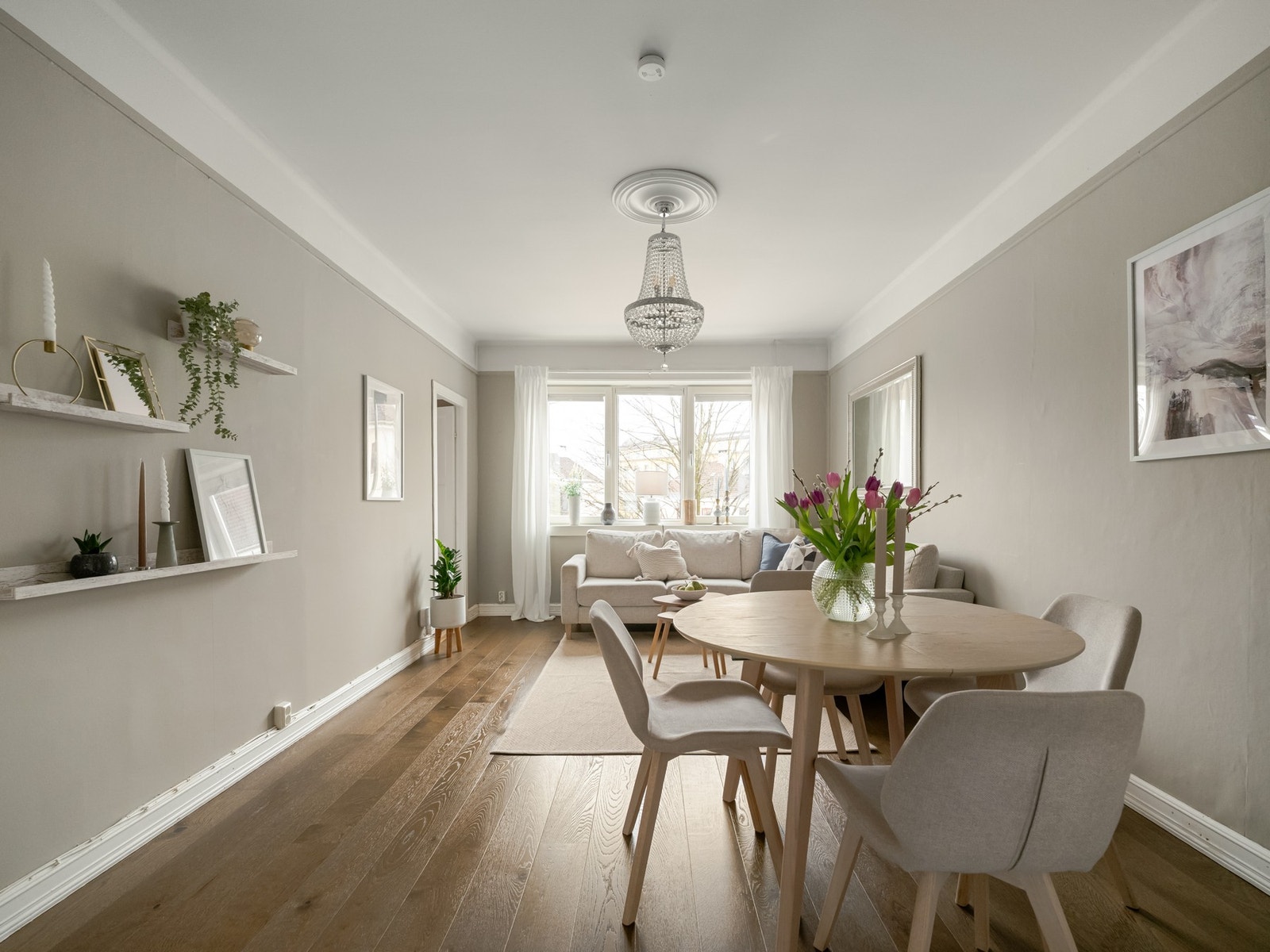 Vi fortsetter inn i det som vil være ditt naturlige oppholdsrom, nemlig denne fine stuen. Galleribilde