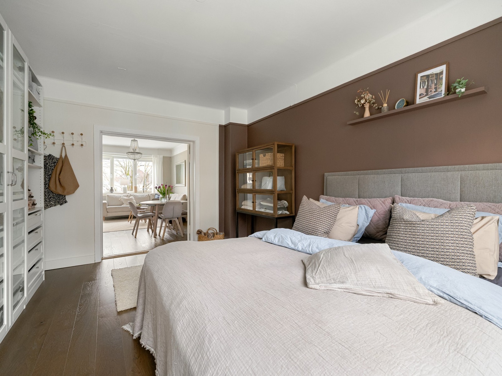 Den gjennomgående planløsningen gjør så leiligheten føles svært lys. Galleribilde