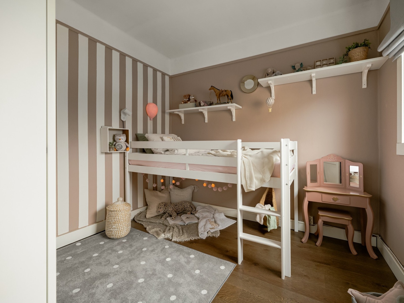 I stueenden av leiligheten finner vi det andre soverommet, som er blitt benyttet som barnerom. Galleribilde