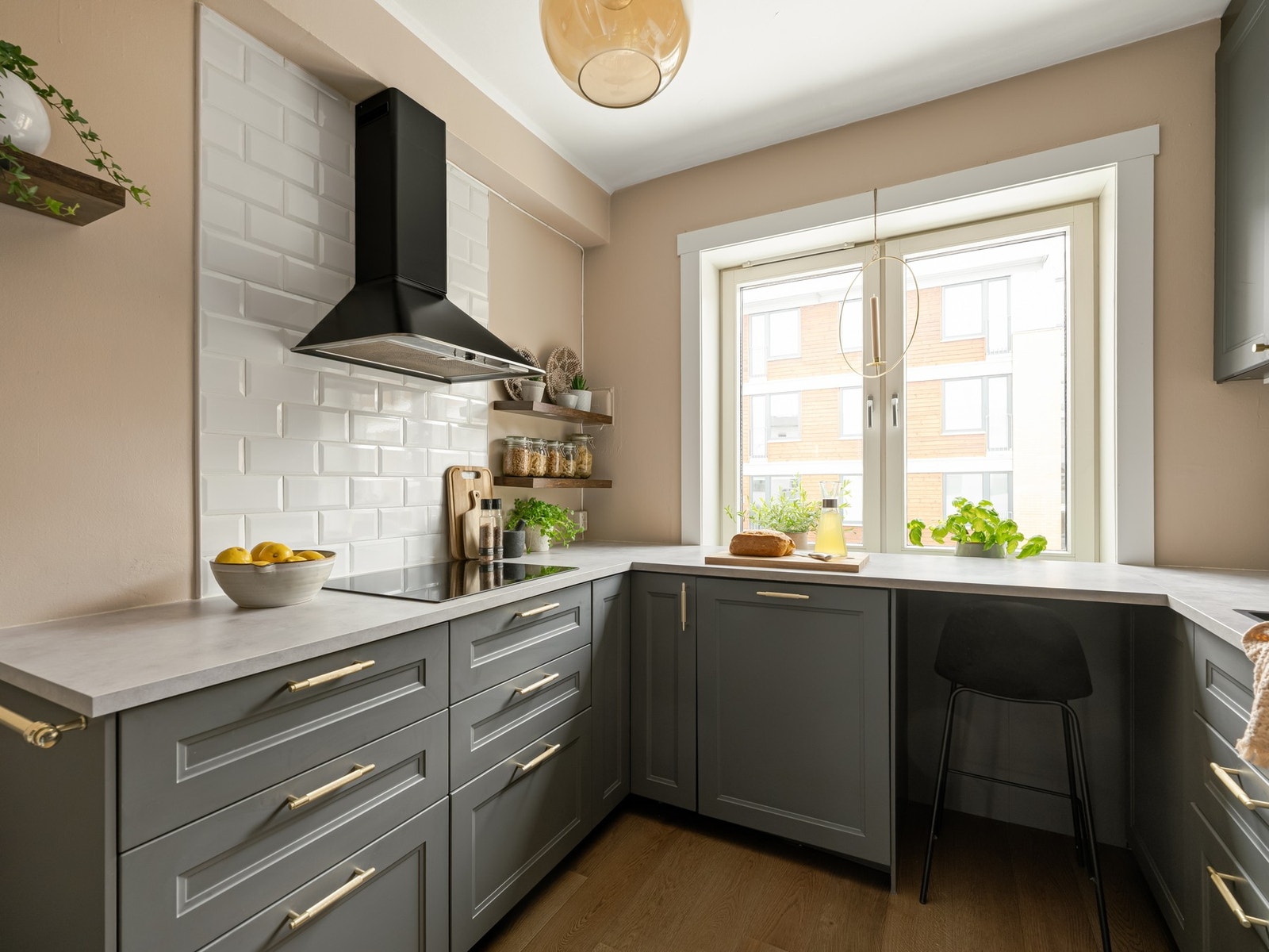 Ved vinduet kan du sitte å nyte en rask frokost eller en god kopp kaffe. Eller begge deler, naturligvis. Galleribilde