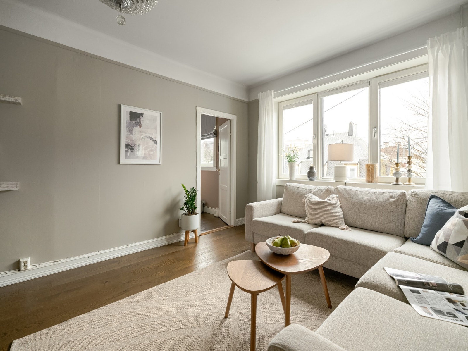 Stuen har store vindusflater som slipper inn godt med lys. Vinduene har for øvrig 3-lags isoleringsglass fra 2012. Galleribilde