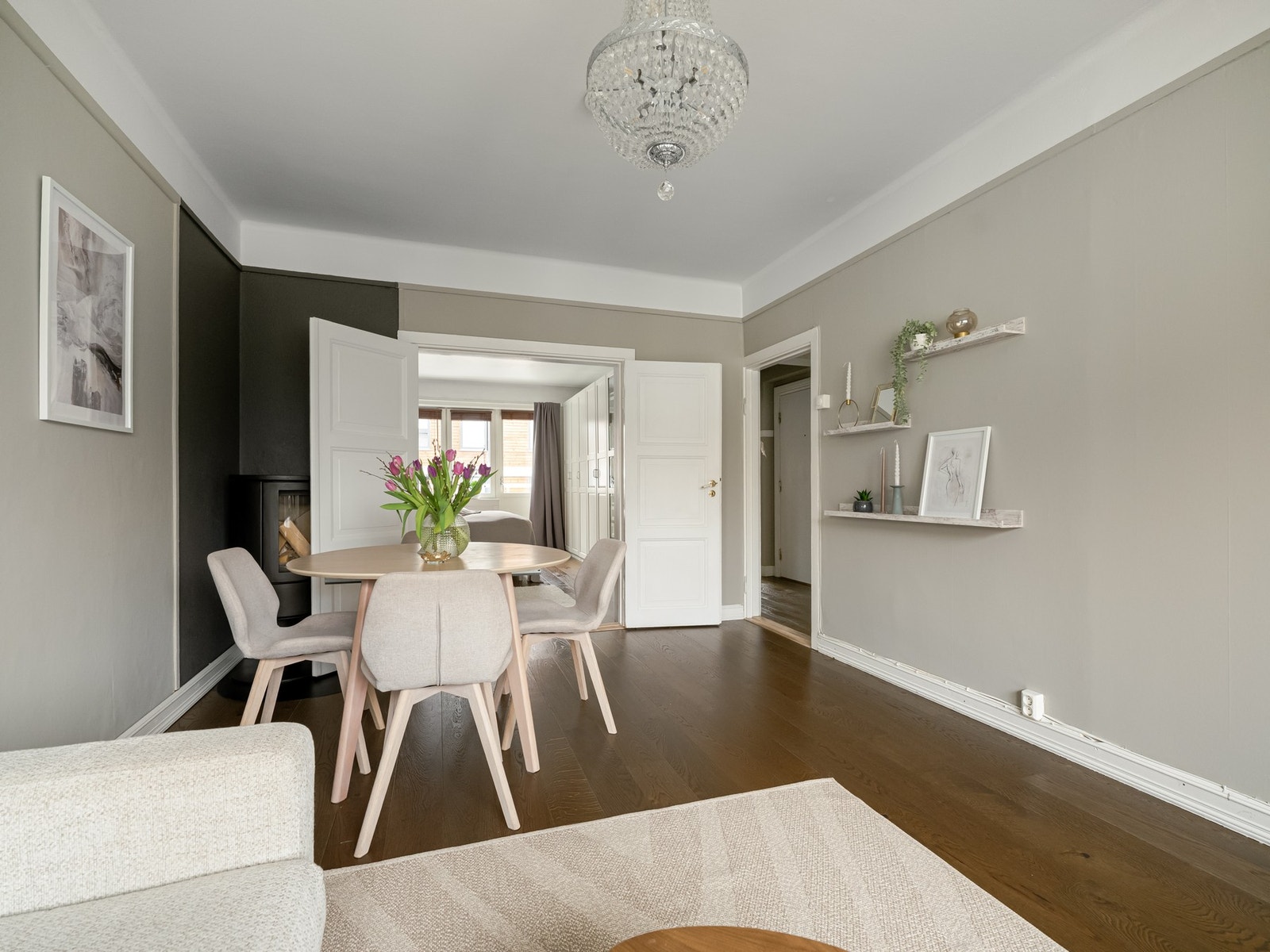 Veggflatene er malt i lyse og behagelige toner, og på gulvet finner vi én-stavs parkett. Galleribilde