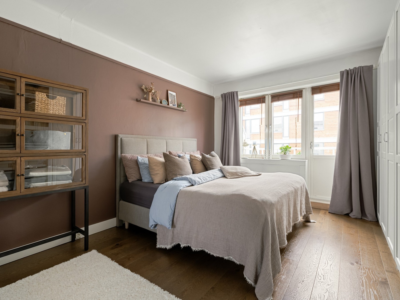 Her inne kan du altså ha både stor dobbeltseng, nattbord og hjemmekontor. Plass til alt! Galleribilde