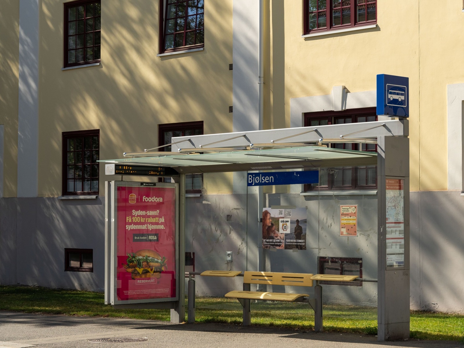 Rett utenfor er Bjølsen bussholdeplass, hvor både linje 37 og 54 går. Galleribilde