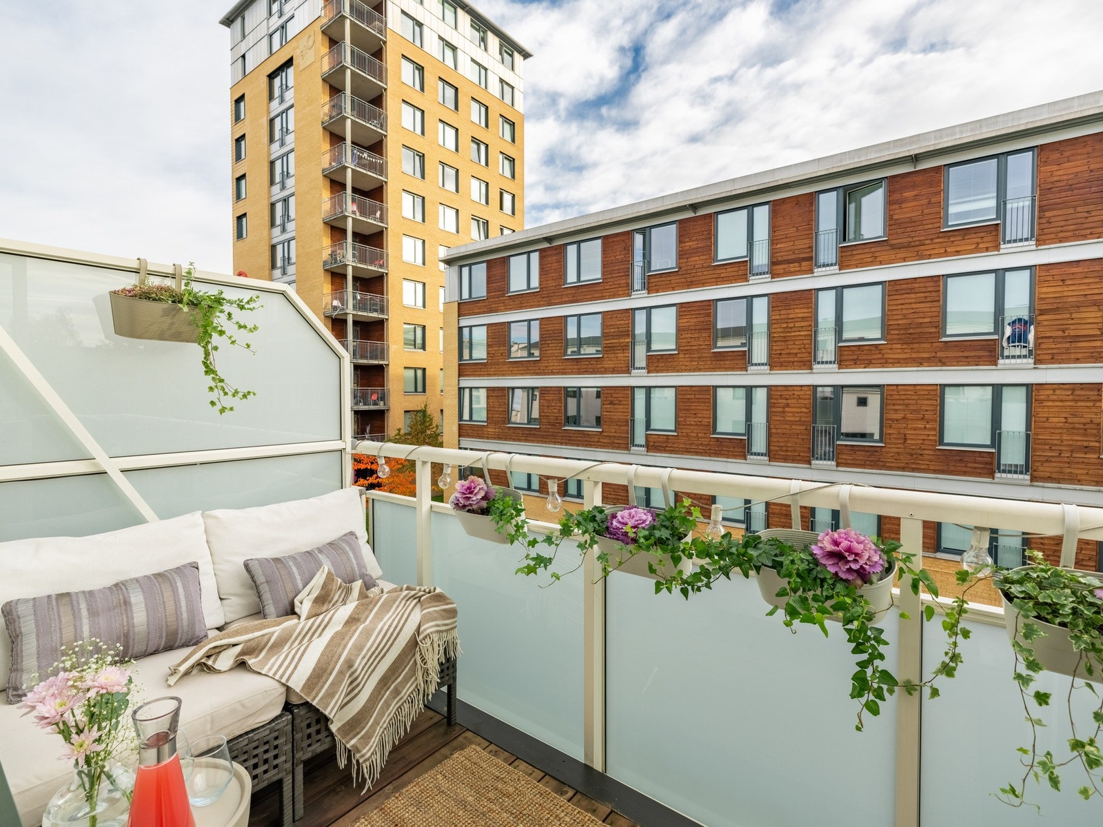 Her kan du fint møblere med sittegruppe og bord. Galleribilde