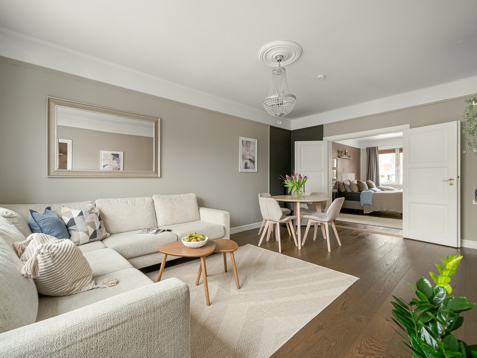 Den er stor og fin, med god plass til både sofagruppe og spisebord. Galleribilde