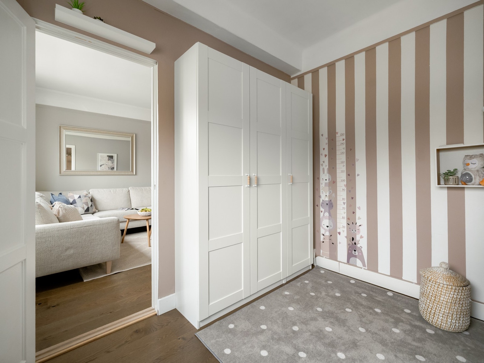 Her står det et garderobeskap, som også følger med på kjøpet. Galleribilde