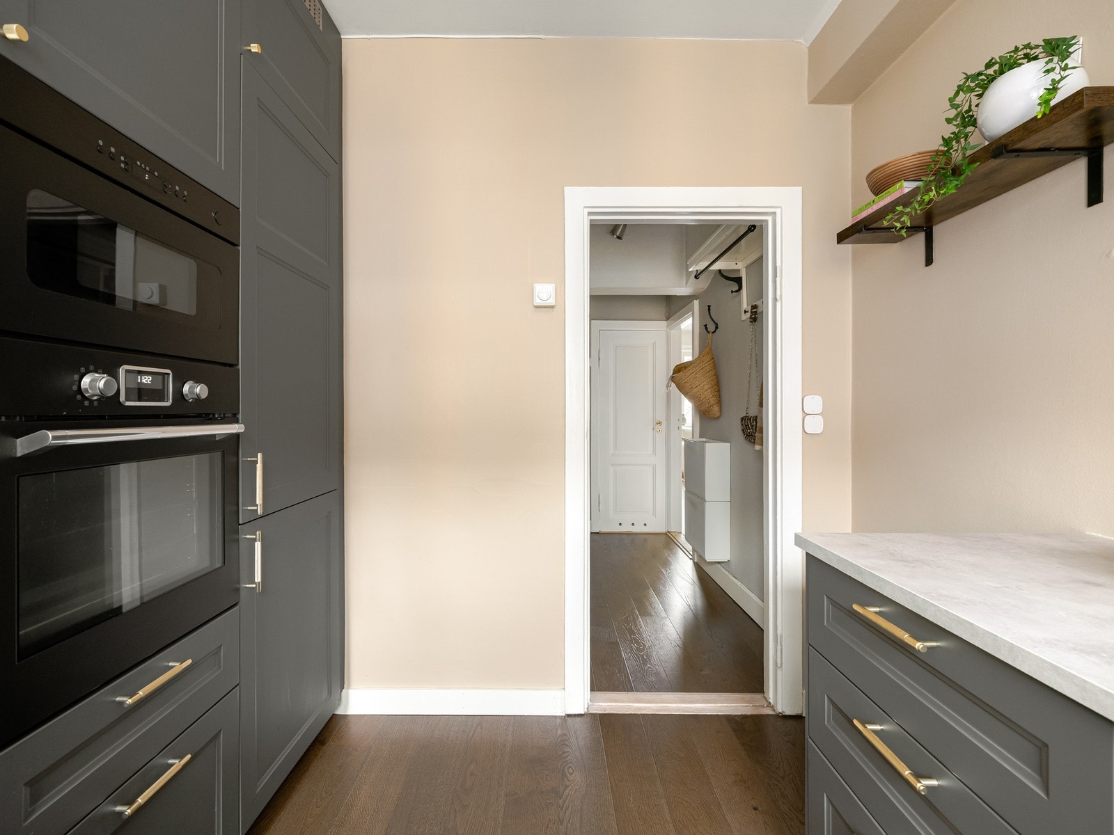 Stekeovn og mikrobølgeovn er praktisk plassert i arbeidshøyde. Galleribilde