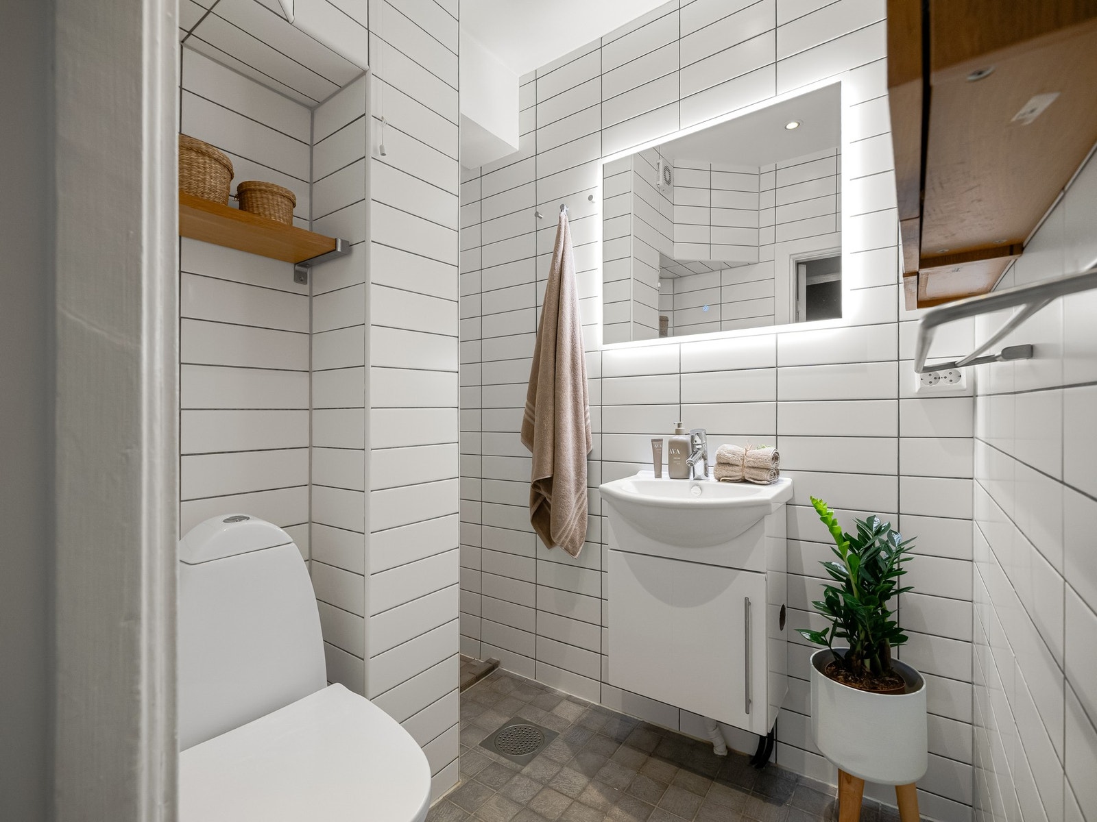 Det består av frittstående toalett, servantskap og dusj i nisje. Det er naturligvis bra med belysning og varme i gulvet. Galleribilde