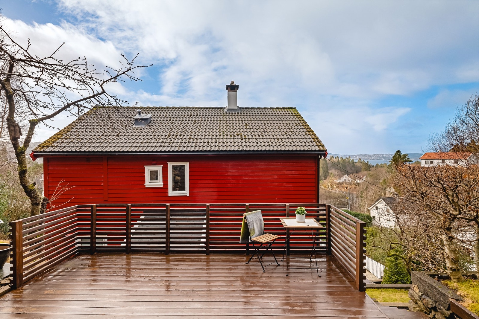 Her kan du nyte behagelige dager med gode solforhold og flott utsikt i et veletablert boligområde Galleribilde