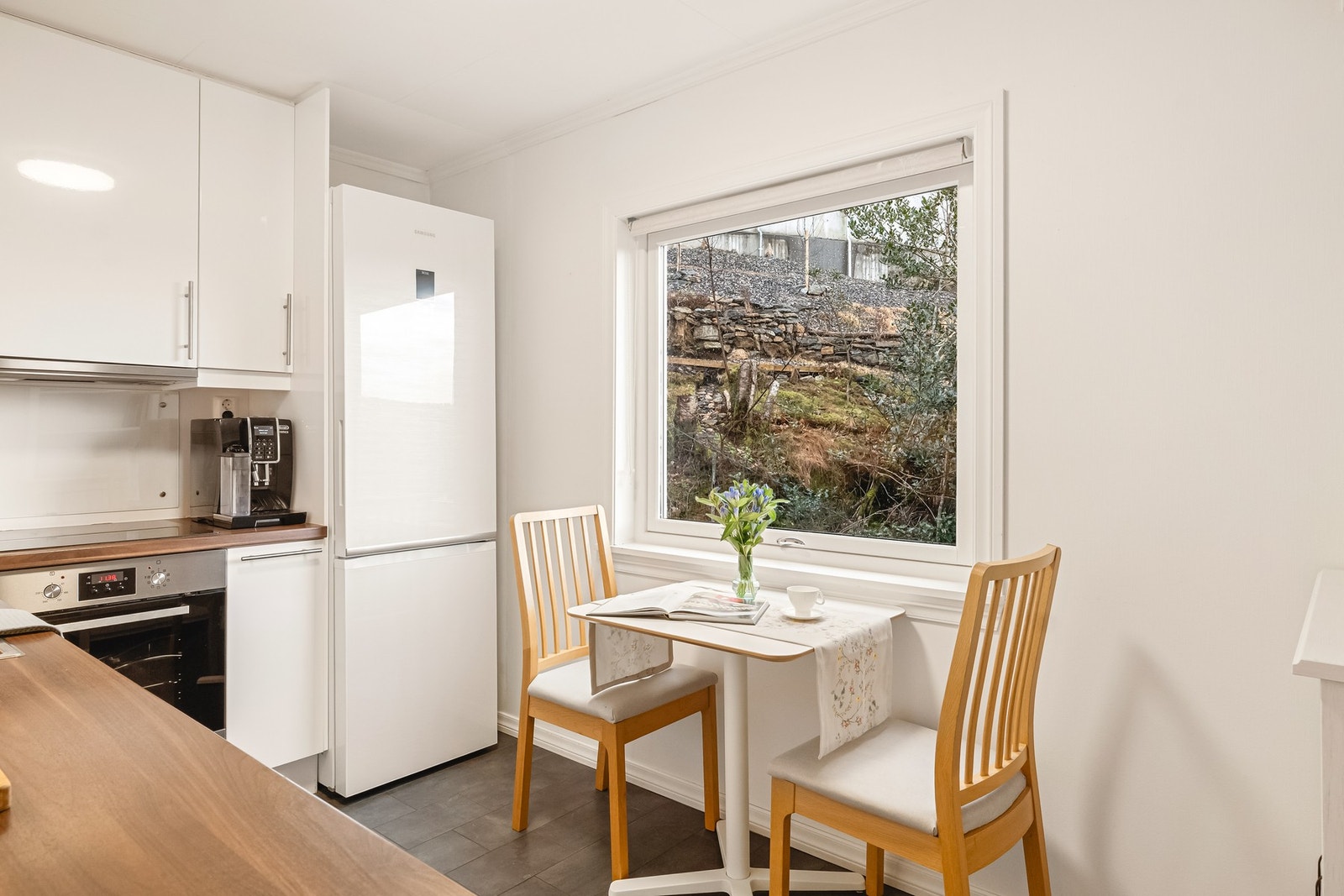 Her får du rikelig med oppbevaringsmuligheter og god benkeplass Galleribilde