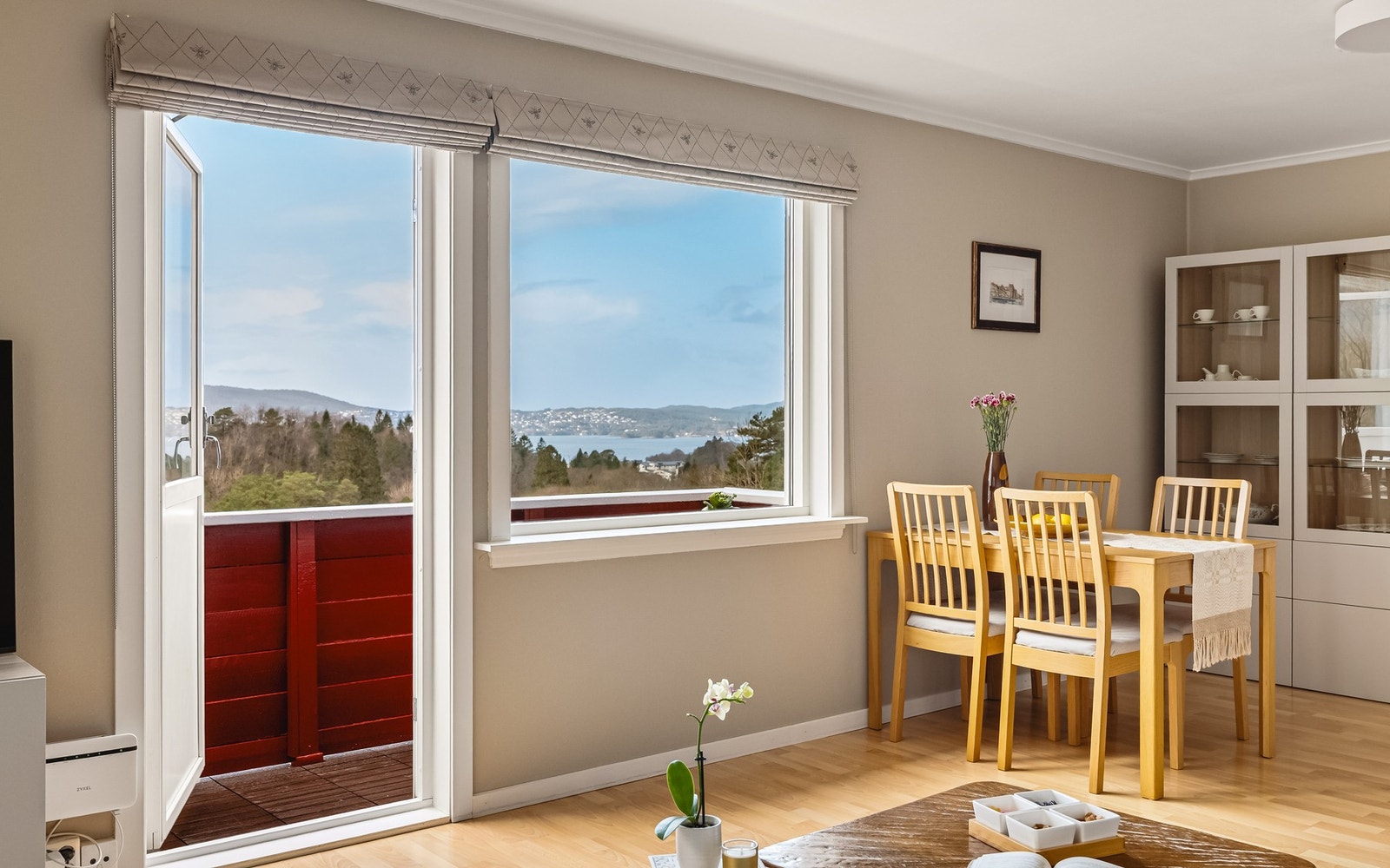 I sommermånedene blir balkongen som en naturlig forlengelse av stuen Galleribilde