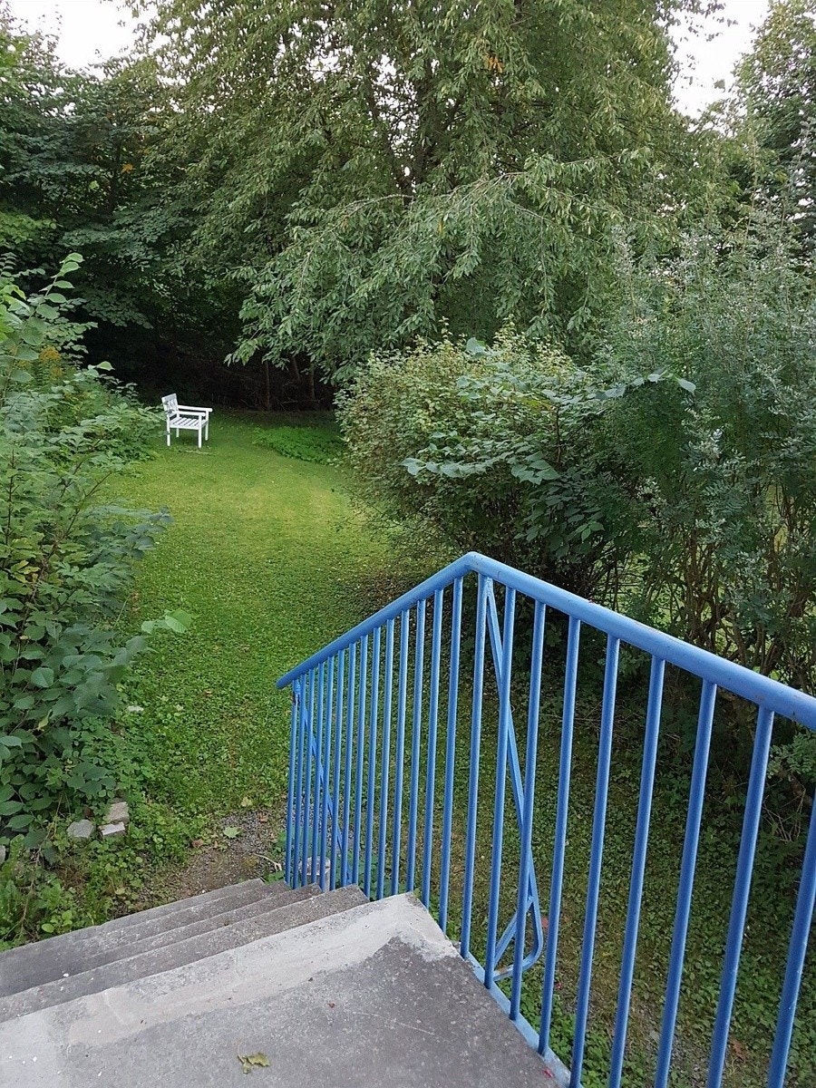 Trapp ned til hage fra terrasse Galleribilde
