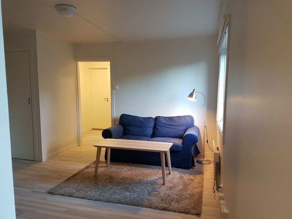 Stue sett mot kjøkken (obs møbler er fra tidligere leietaker, følger ikke med) Galleribilde