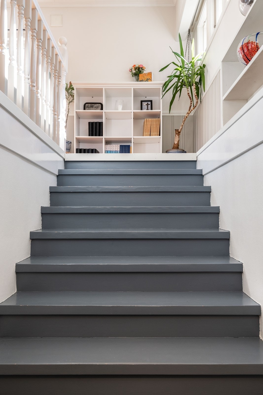 Trappen som binder kjelleretasje og hovedetasje sammen. Galleribilde