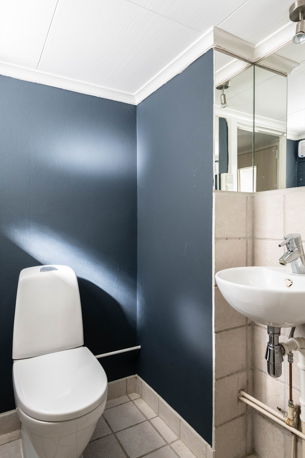 Toalettrom i kjelleretasjen. Galleribilde