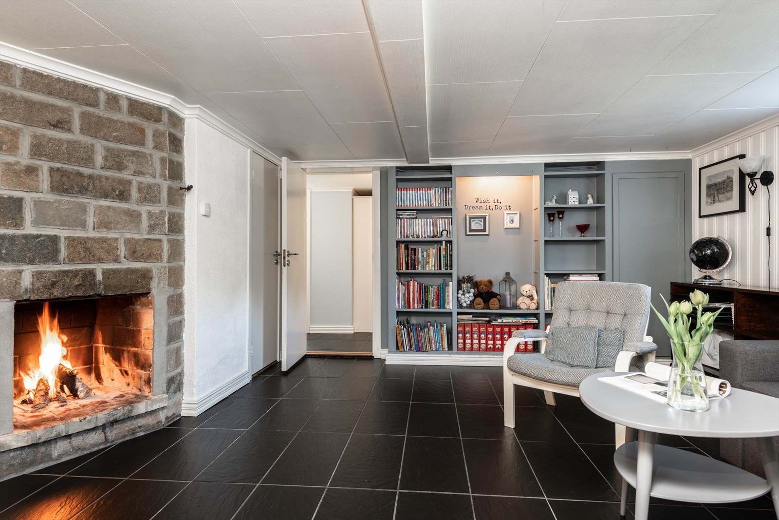 I kjelleren er det en hyggelig kjellerstue med åpne peis. Galleribilde