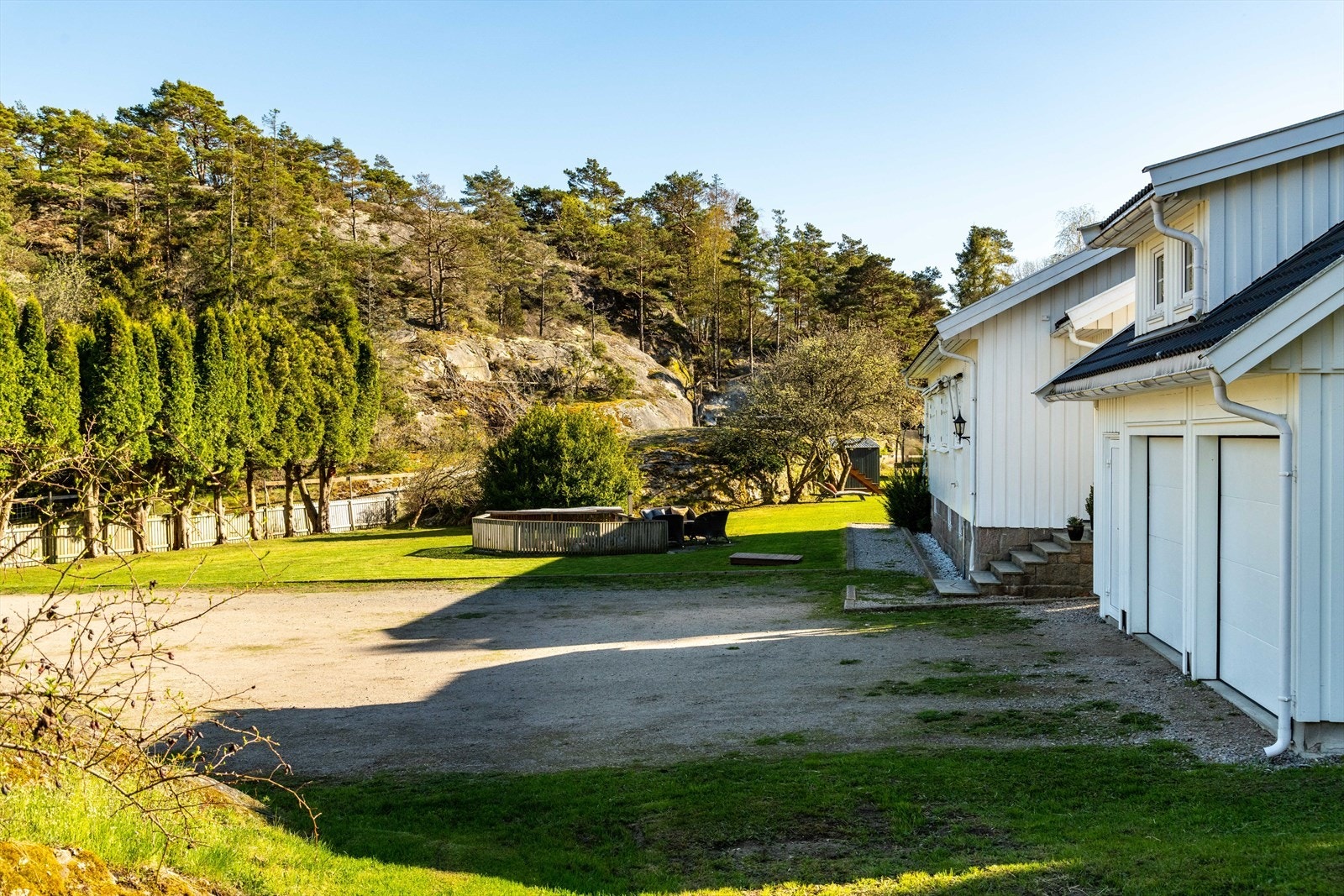 På denne eiendommen får du ro i det du parkerer bilen på gårdsplassen. Galleribilde