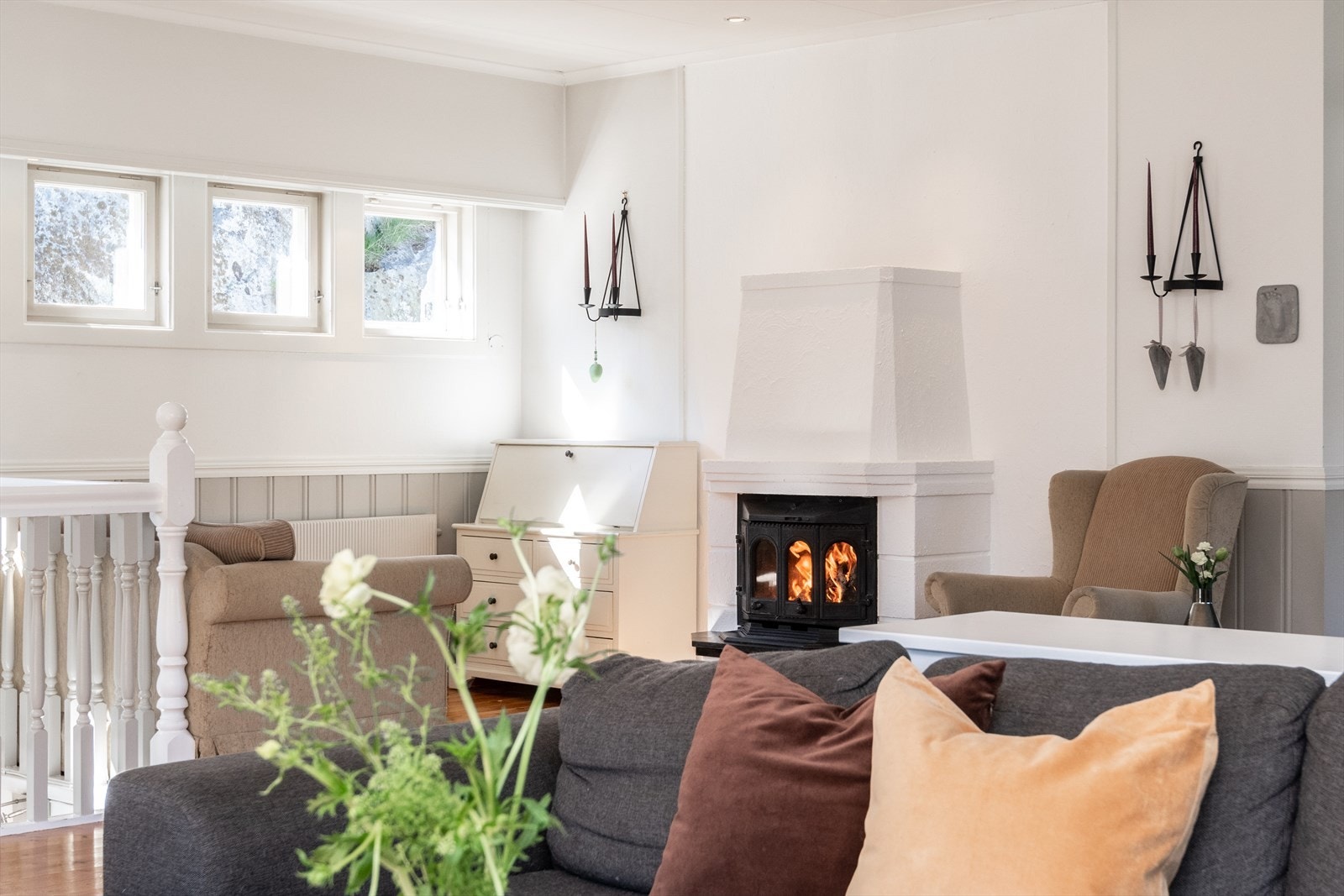 I ene hjørnet av stuen er det en hyggelig peis det er lunt å samles rundt på høst- og vinterkveldene. Galleribilde