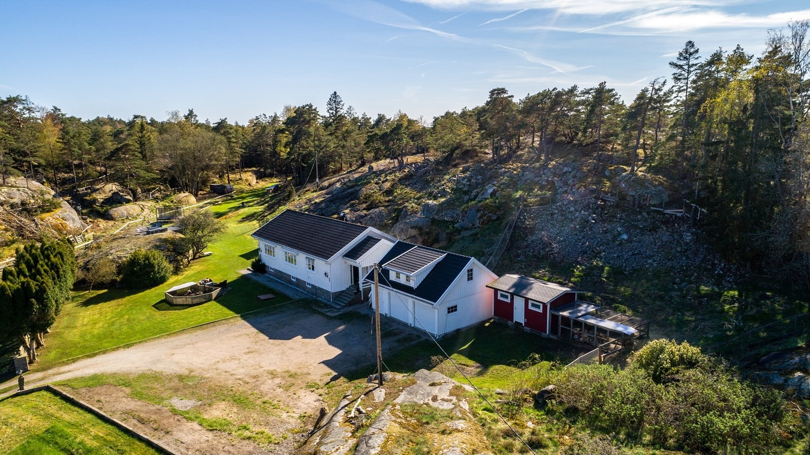 Her får du ikke bare et hjem, men en livsstil. Tomten strekker seg over hele 9 mål - en myk blanding av kultivert hage, naturtomt og skog. Galleribilde
