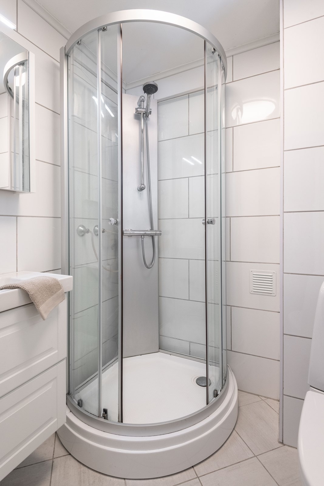 Baderom tilknyttet soverommet. Galleribilde