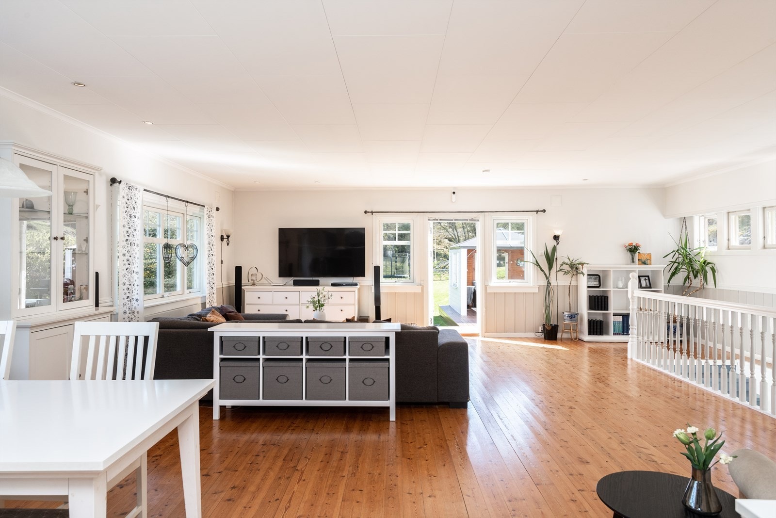 Det er utgang til skiferlagt uteplass og videre nedgang til hagen. Trappen til høyre i bilde fører ned til kjelleretasjen. Galleribilde