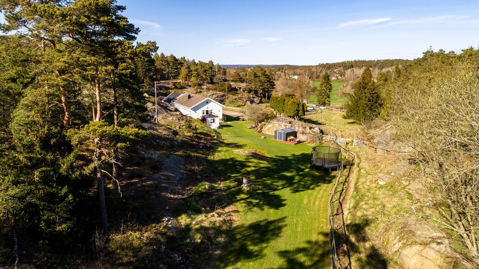 Det er som å ha sitt eget naturreservat, hvor barna kan klatre i trær og på berg. Galleribilde