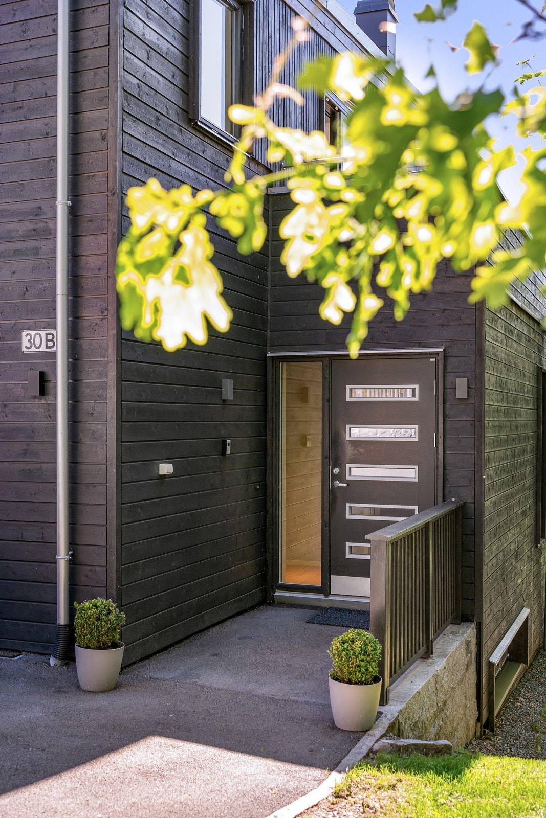 Adkomstpartiet inn til huset, asfaltert og pent opparbeidet adkomstparti. Galleribilde