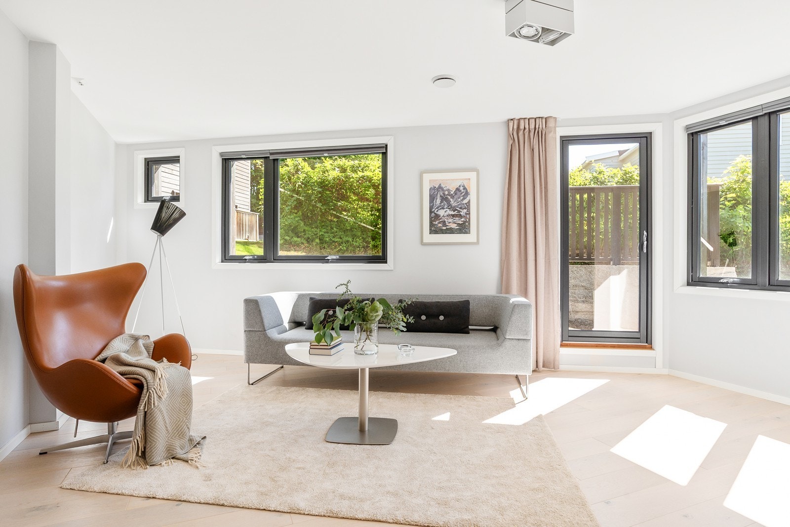 Kjellerstuen kan benyttes som TV-stue og er et perfekt rom for å trekke seg tilbake og slappe av i. Galleribilde