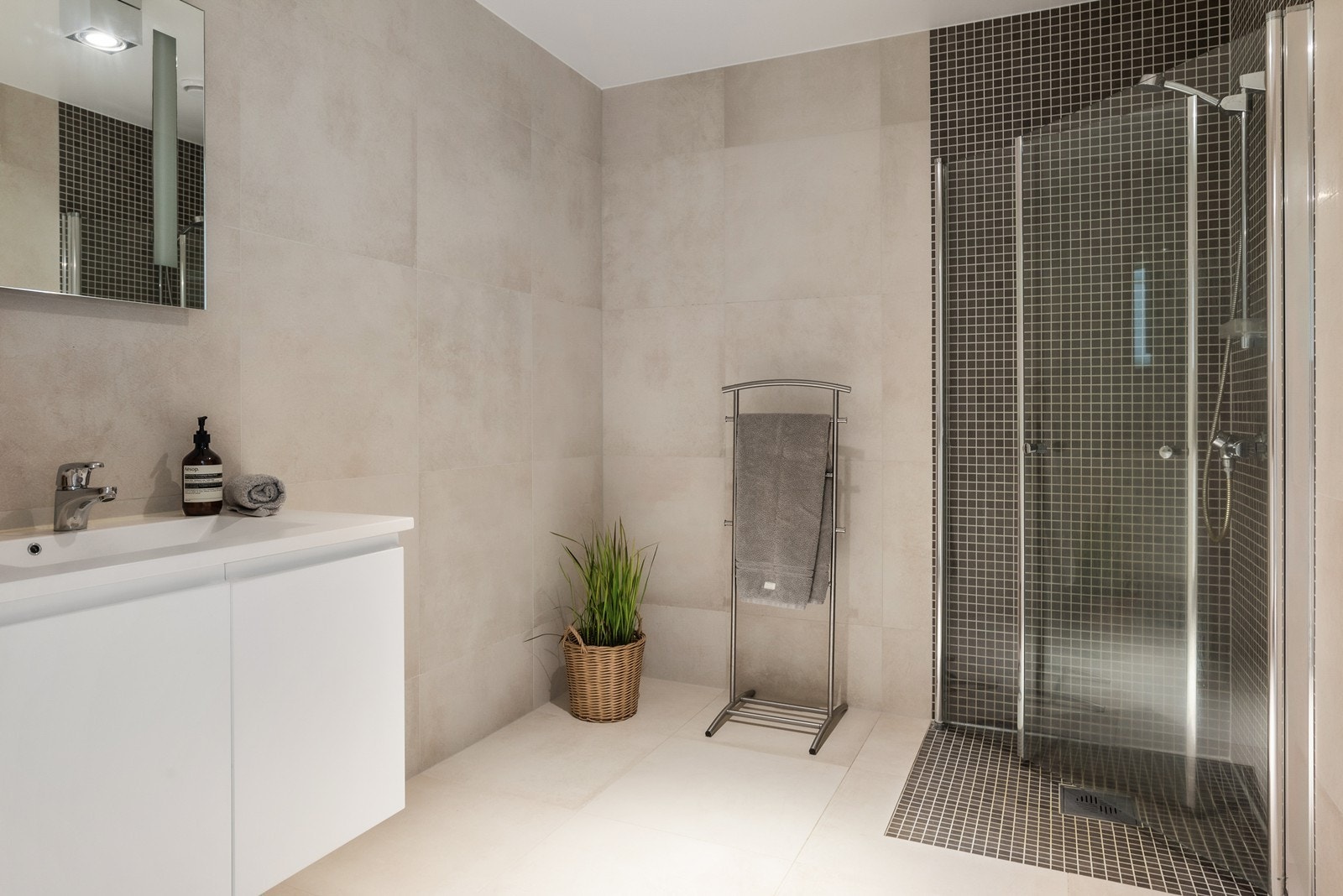 Lyst og delikat familiebad i underetasjen. Galleribilde