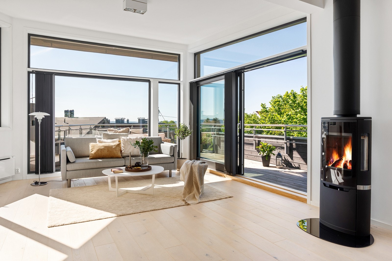 Det er installer peisovn med glassdør i stue som bidrar til en lun og koselig atmosfære i rommet. Galleribilde