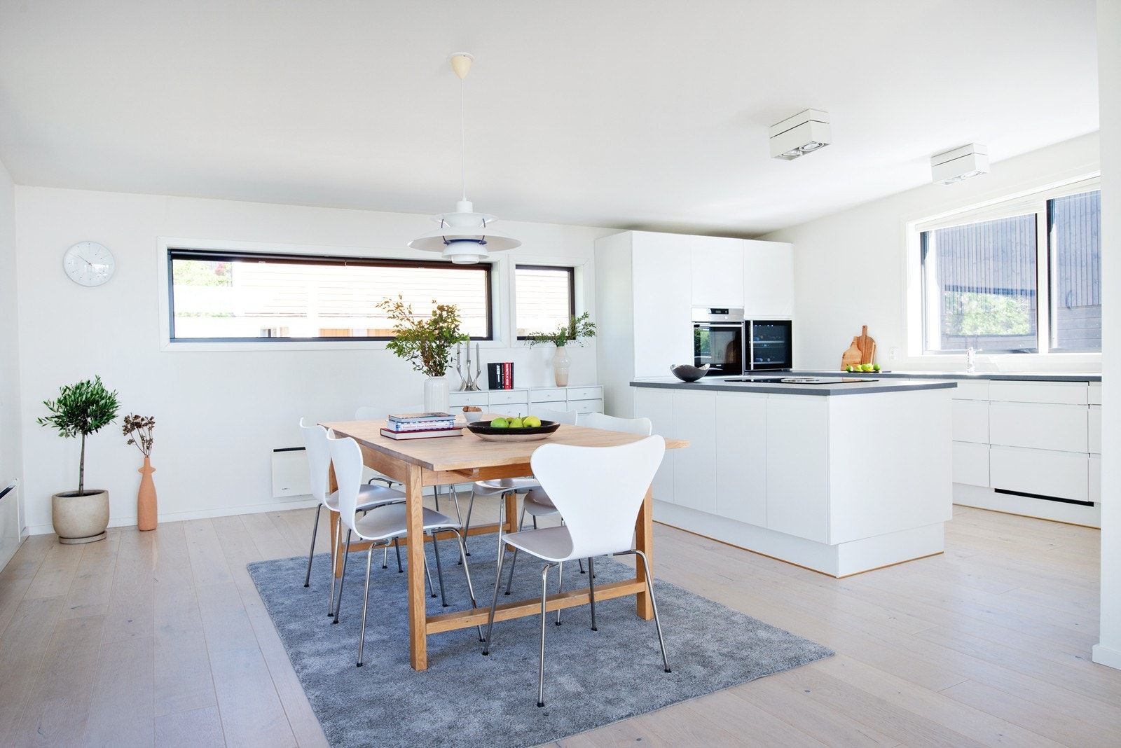 Boligen har 1 stavs lys eike-parkett på gulv. Galleribilde