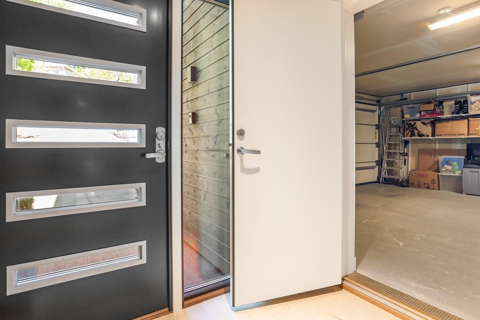Det er direkte inngang fra dobbelgarasje til boligen slik at du går tørrskodd inn selv om det regner ute. Galleribilde
