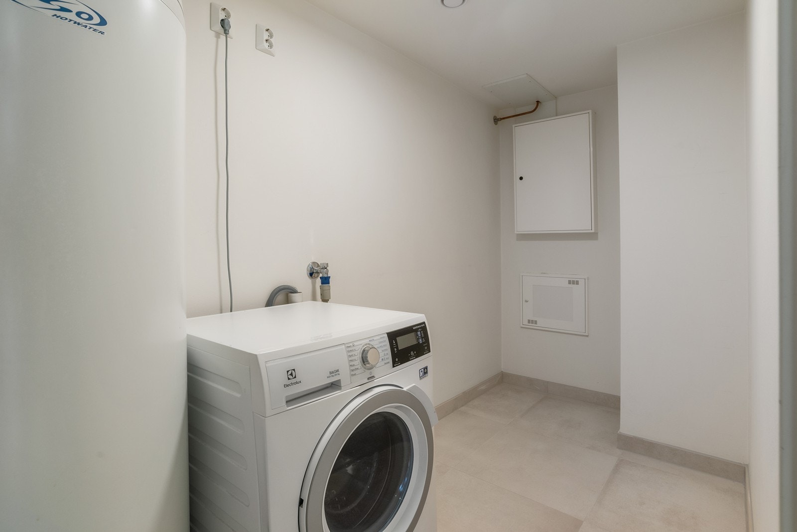 Vaskerom i underetasjen. Her er det flislagt gulv med varmekabler, varmtvannsbereder på 300 liter og opplegg for vaskemaskin. Galleribilde