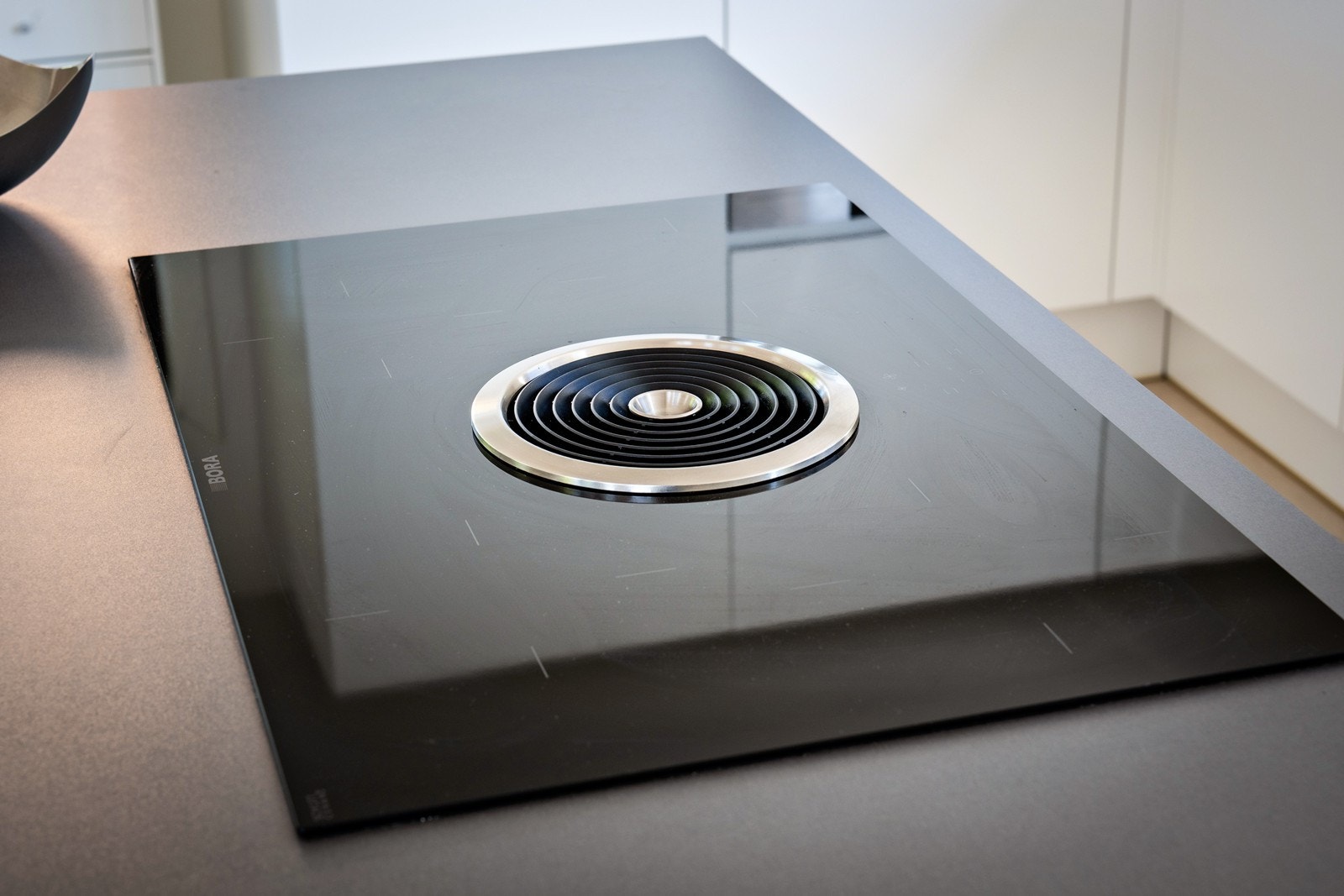 Effektiv benkeventilator fra Bora med kullfilter. Galleribilde