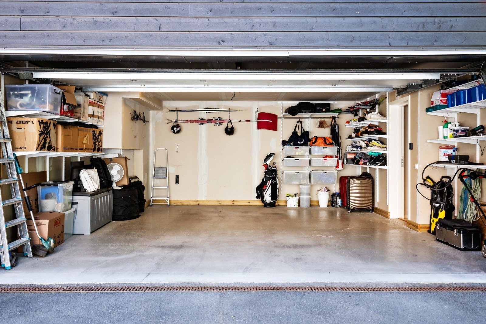 Stor garasje med direkte adkomst inn til huset. Galleribilde