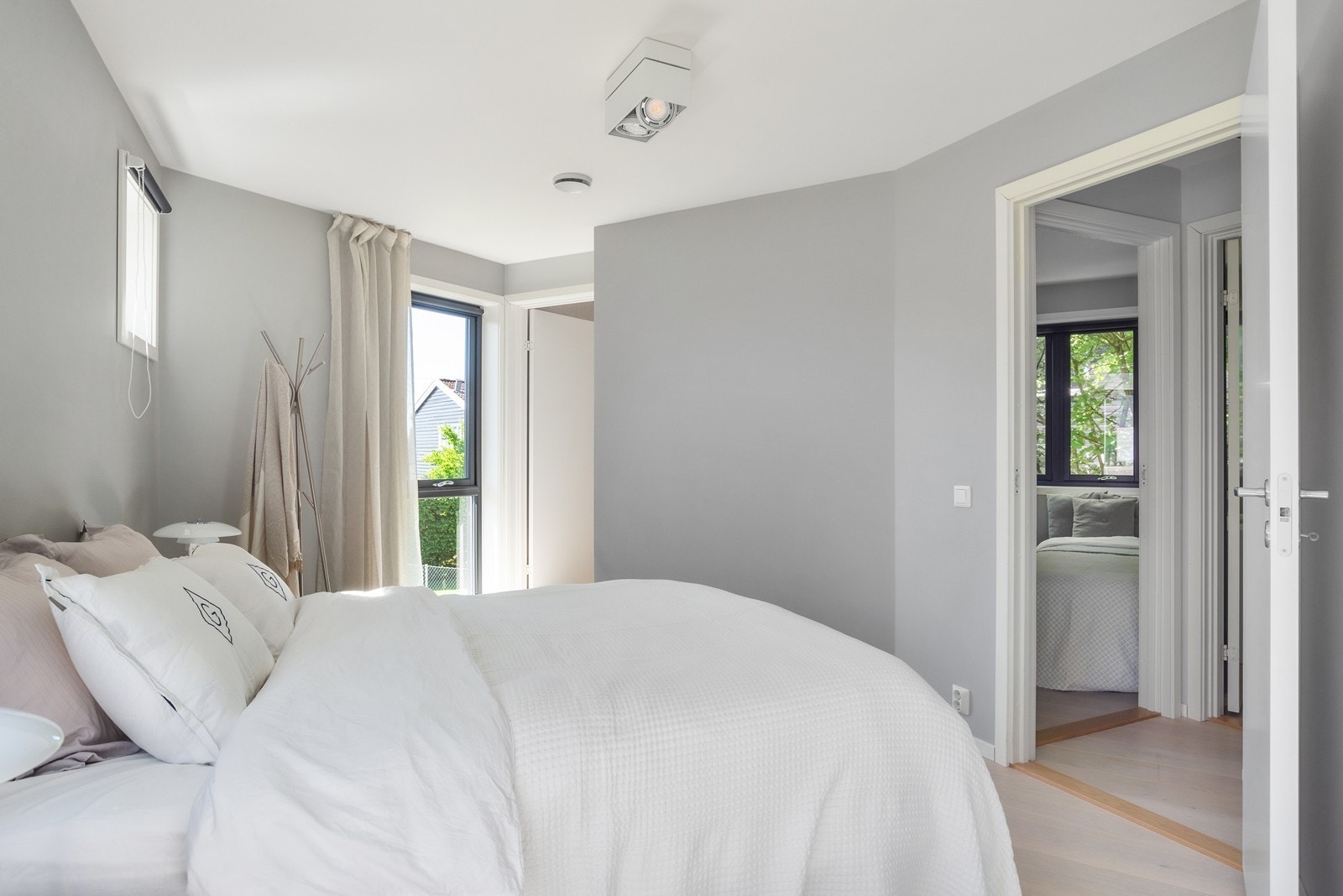 Boligen har totalt 4 soverom, 3 i 1. etasjen og ett i underetasjen. Dette er hovedsoverommet. Galleribilde