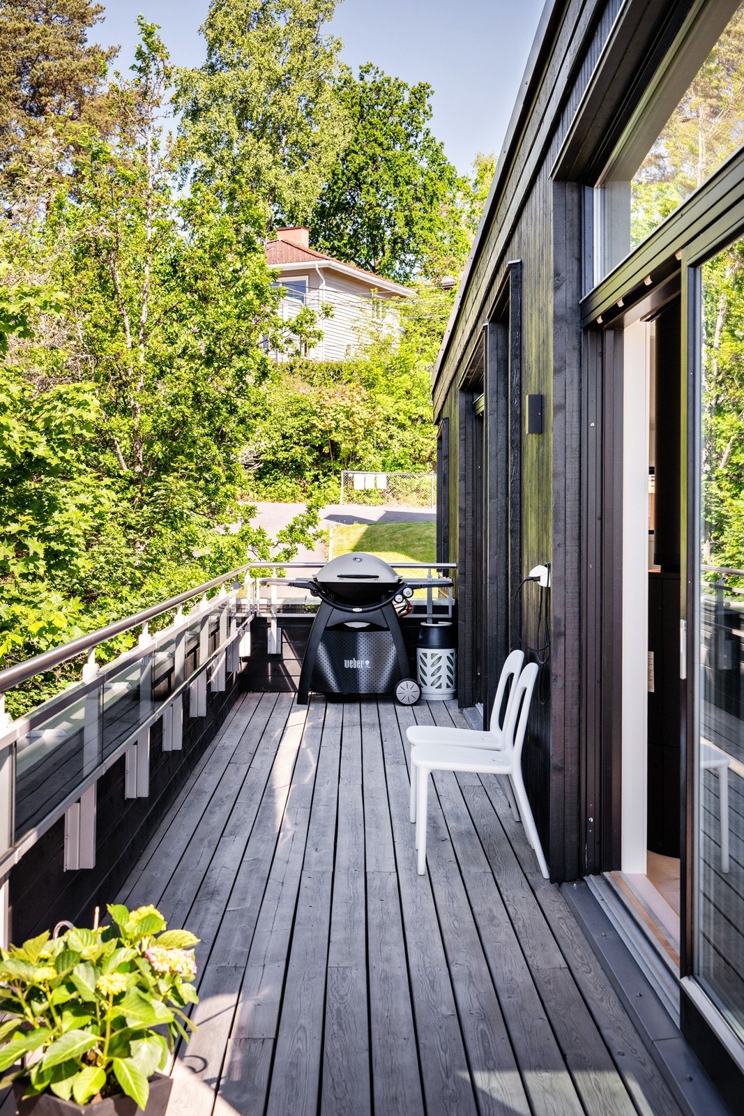 Utgang gjennom to store skyvedører fra stue til terrassen. Galleribilde