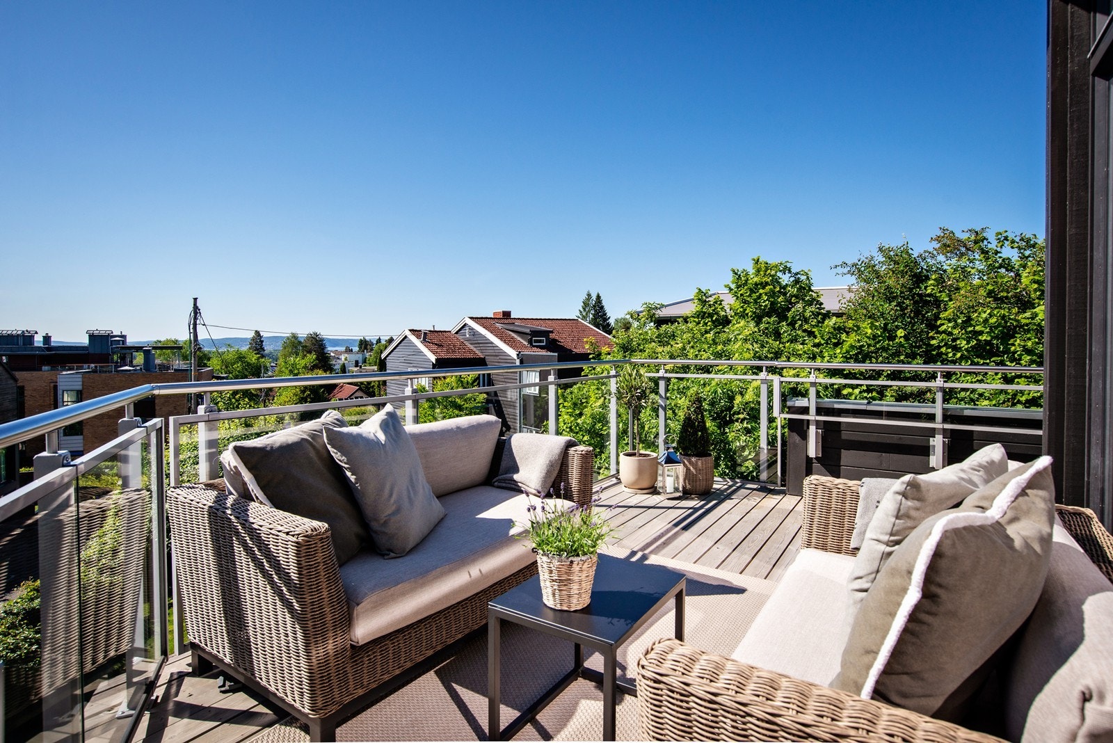 Fra stuen er det adkomst til en stor terrasse på 28 kvm. Her er det sol fra morgen til kveld Galleribilde