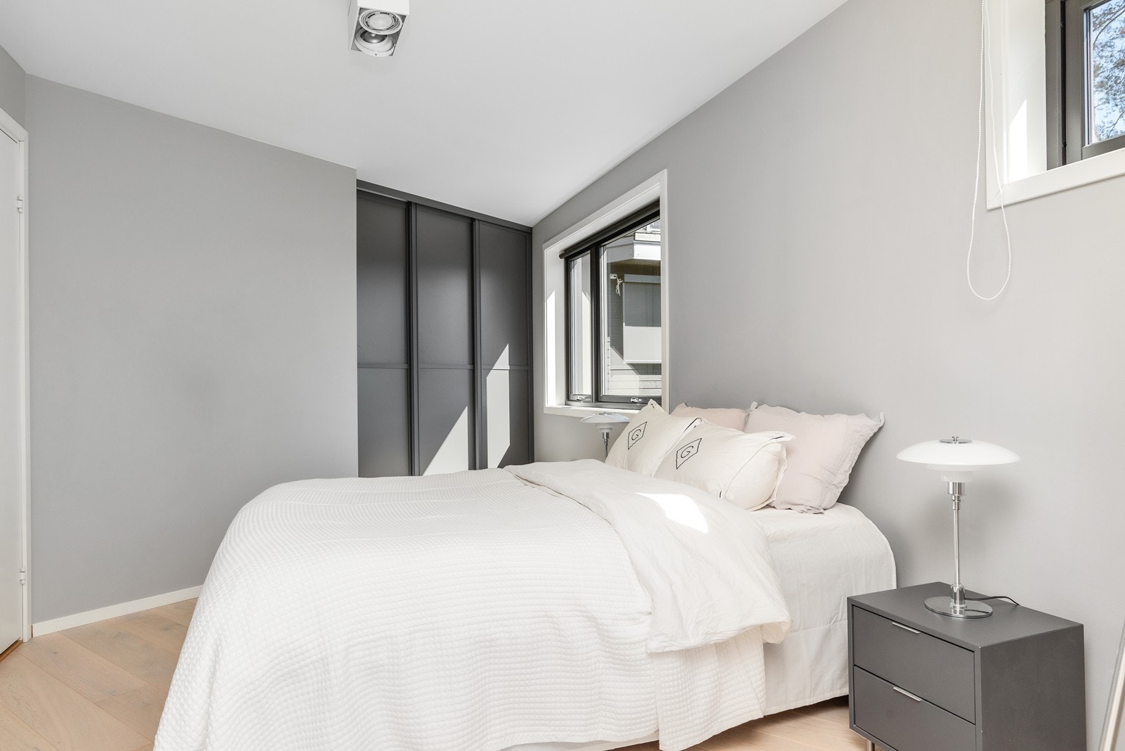 Her er det plass til dobbeltseng med nattbord på hver side, samt annet møblement. Rommet har innebygd skyvedørsgarderobe for oppbevaring. Galleribilde