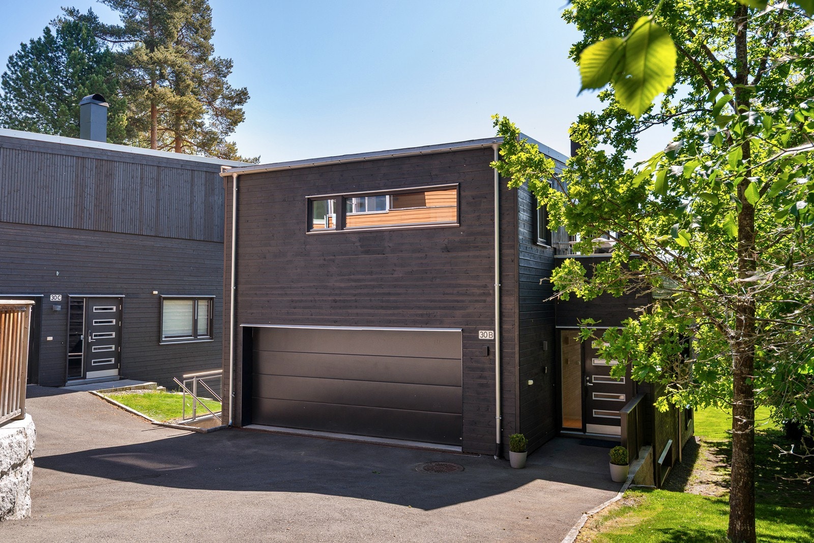 Stor enebolig med integrert garasje, hybel og stor hage. Galleribilde