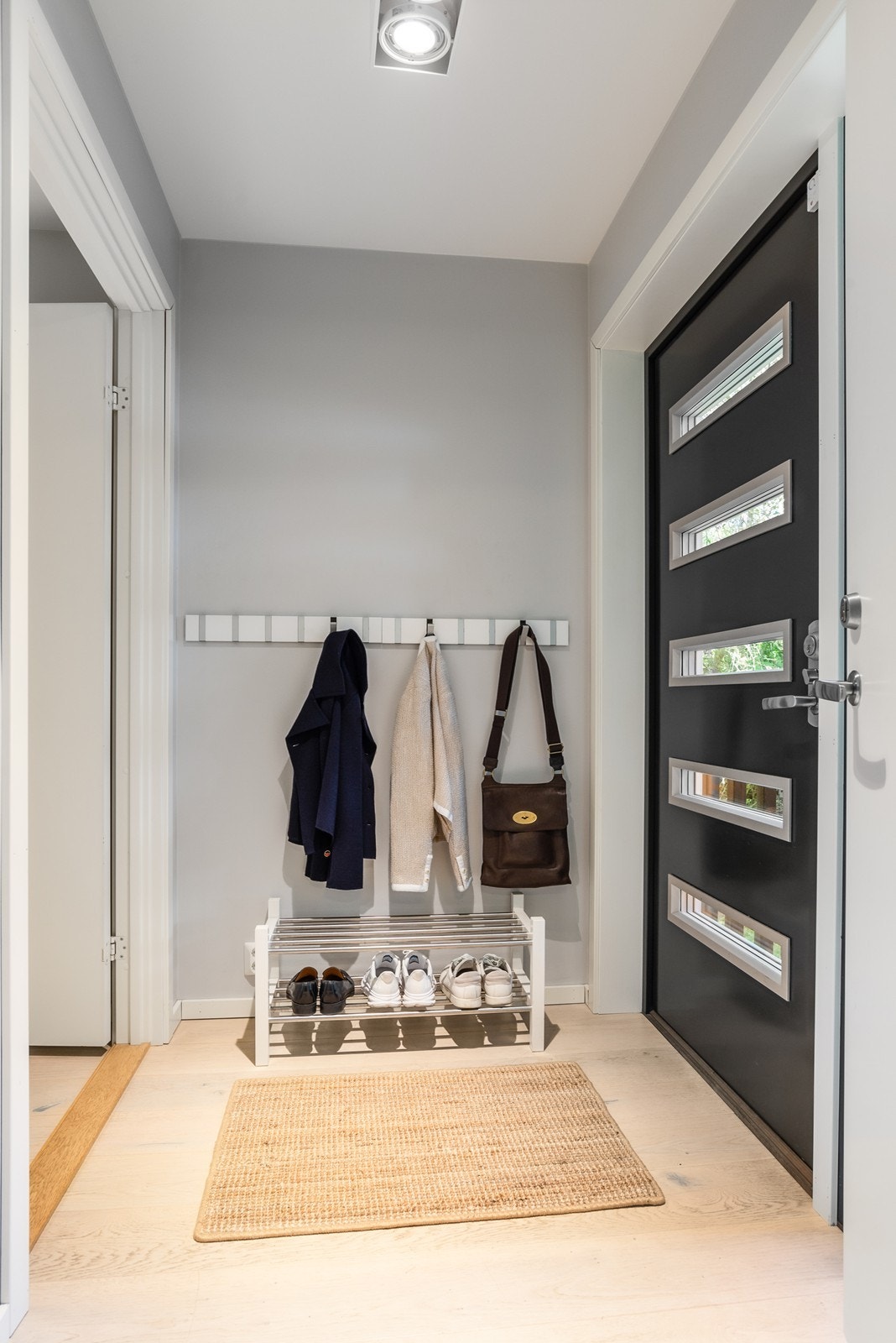 Innbydende vindfang som gir et godt førsteinntrykk av boligen. Galleribilde