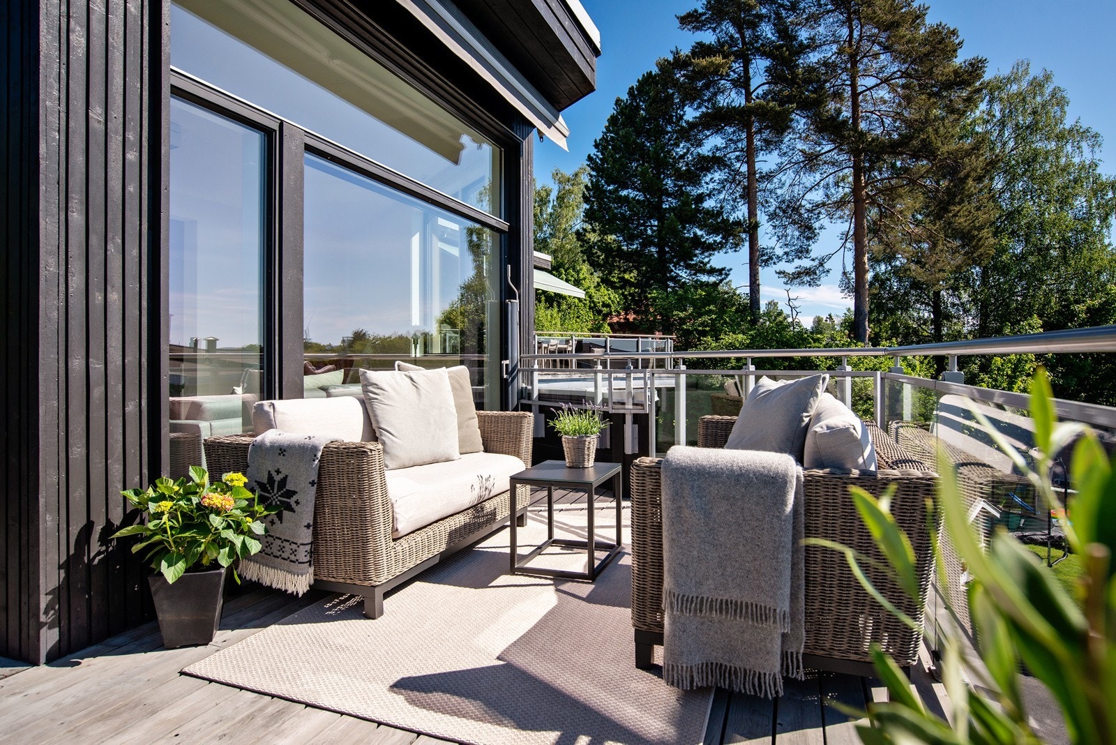 Her er det god plass til utemøbler og grill, den perfekte forlengelsen av stuen på sommeren. Galleribilde