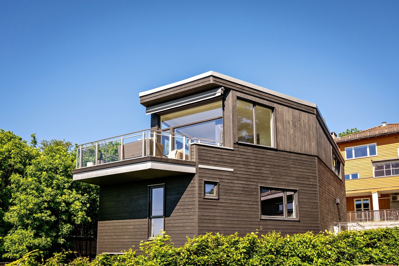 Moderne arkitektur og ettertraktet beliggenhet i populære Bernhard Herres vei. Galleribilde